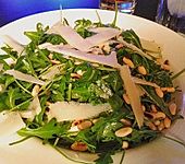 Rucola - Basilikum - Salat mit Pinienkernen und Parmesan (Bild)