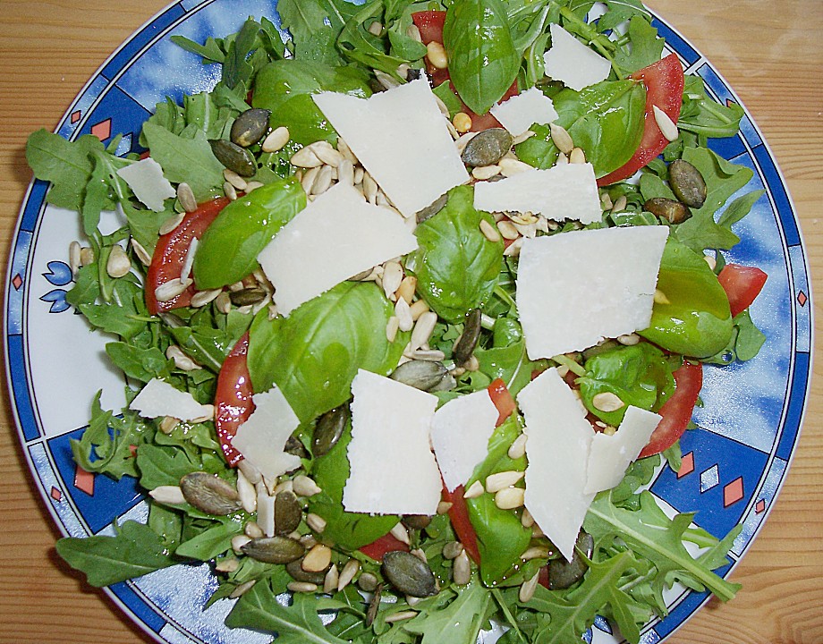 Rucola - Basilikum - Salat mit Pinienkernen und Parmesan (Rezept mit ...