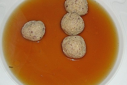 Haselnussklößchen in Bouillon 3