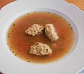 Haselnusskl&ouml;&szlig;chen in Bouillon (Bild)