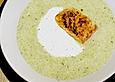 Gurkensuppe mit Lachsstreifen