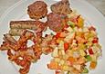 Grillplatte mit Fleisch und Gem&uuml;se