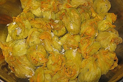 Gef&uuml;llte Zucchinibl&uuml;ten 2