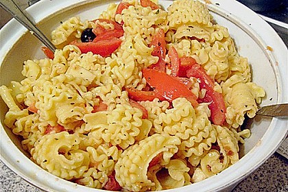 Spaghetti mit Tomaten und Oliven