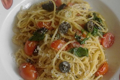 Spaghetti mit Tomaten und Oliven 1
