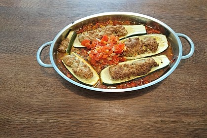 Annas gefüllte Zucchini im Tomatenbett