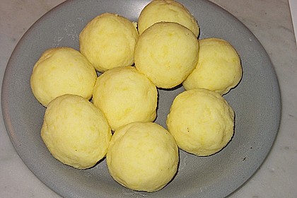 Kl&ouml;&szlig;e aus gekochten Kartoffeln 2