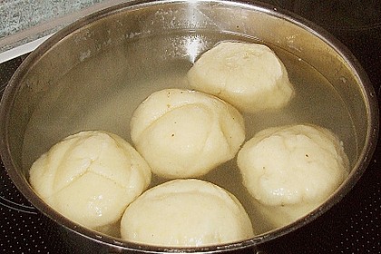Kl&ouml;&szlig;e aus gekochten Kartoffeln