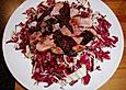 Gebratene Entenbrust mit karamellisierten Balsamikorotwein&auml;pfeln auf Radicciosalat
