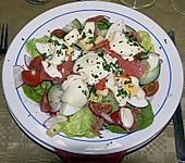Frischer Salat mit ger&auml;ucherter Forelle (Bild)