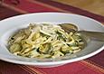 Bandnudeln mit Zucchini in Safransauce