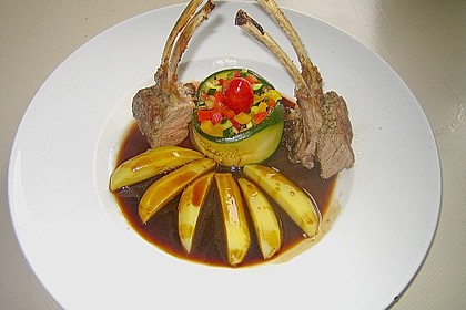 Lammkarree an Ratatouille und Kartoffelvierteln 3