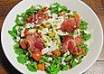 Avocadosalat mit Parmesan, Rucola und Parmaschinken