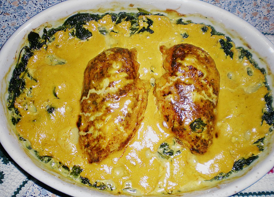 Hähnchenbrust auf Spinat mit Currysoße überbacken (Rezept mit Bild ...