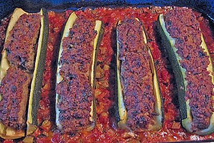 Mit Hackfleisch gefüllte Zucchini 23