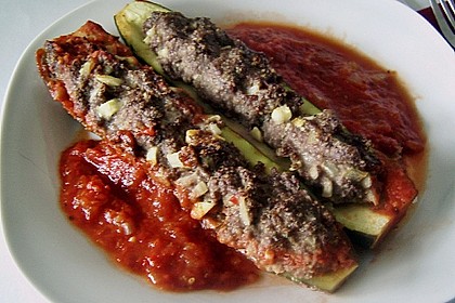 Mit Hackfleisch gefüllte Zucchini 13