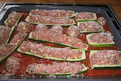Mit Hackfleisch gefüllte Zucchini 16