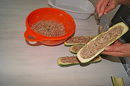 Mit Hackfleisch gefüllte Zucchini 18