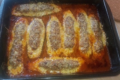 Mit Hackfleisch gefüllte Zucchini