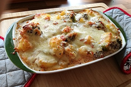 Kartoffelauflauf mit Brokkoli und Tomaten