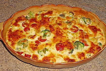 Kartoffelauflauf mit Brokkoli und Tomaten