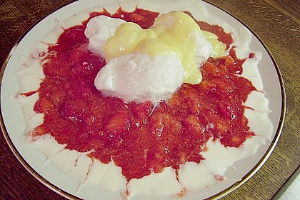 Schneenockerl mit Vanillepudding und Obstmus