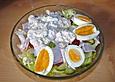Bunter Schichtsalat mit Tunfischso&szlig;e