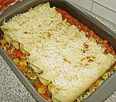 &Uuml;berbackene Pfannkuchen auf feuriger Gem&uuml;sesauce (Bild)