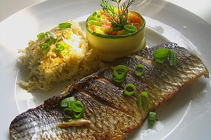 Meer&auml;sche auf der Haut gebraten an Ratatouille