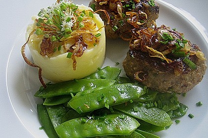 Frikadellen mit Zuckerschoten und Kartoffelp&uuml;ree