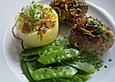 Frikadellen mit Zuckerschoten und Kartoffelp&uuml;ree