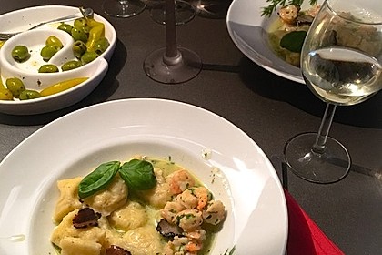Gnocchi mit Garnelen-Trüffel-Kräuter-Soße 12