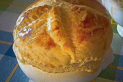 Scharfe Zwiebelsuppe mit Parmesan - Bl&auml;tterteighaube