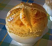 Scharfe Zwiebelsuppe mit Parmesan - Bl&auml;tterteighaube (Bild)