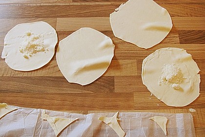Scharfe Zwiebelsuppe mit Parmesan - Bl&auml;tterteighaube 2