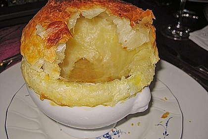 Scharfe Zwiebelsuppe mit Parmesan - Bl&auml;tterteighaube 5