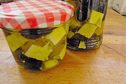 Eingelegter Ziegenk&auml;se mit Oliven