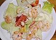 Fruchtiger Salat mit Garnelen