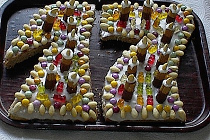 Bunter Geburtstagskuchen mit Waffelr&ouml;llchen - Mandel - Kerzen