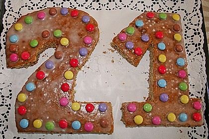 Bunter Geburtstagskuchen mit Waffelr&ouml;llchen - Mandel - Kerzen 50