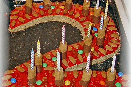 Bunter Geburtstagskuchen mit Waffelr&ouml;llchen - Mandel - Kerzen 4
