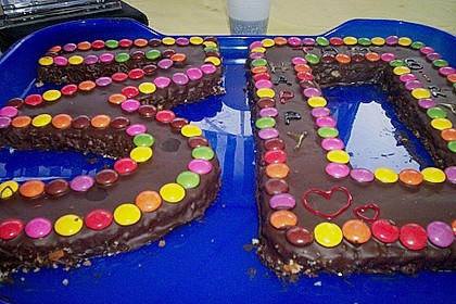 Bunter Geburtstagskuchen mit Waffelr&ouml;llchen - Mandel - Kerzen 12