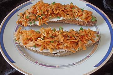 Brötchen mit Quark und Karotten