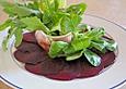 Rote Bete - Carpaccio mit Salatbl&uuml;te im Schinkenkleid