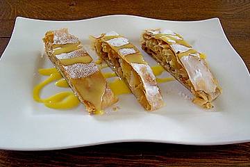 Warmer Apfelstrudel mit Vanillesauce