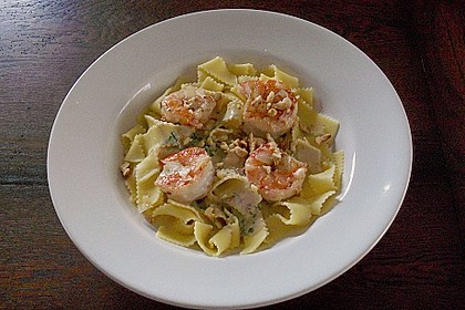 Nudeln mit Blauschimmelk&auml;sesauce, N&uuml;ssen und Parmesan - Garnelen