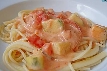 Spaghetti in Feta - Tomate - Gurken - Sauce