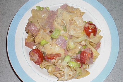Schinkennudeln mit Lauch und Tomate