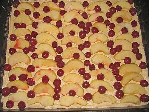 Apfel - Kirsch - Blechkuchen nach Oma Bärbel (Rezept mit Bild ...