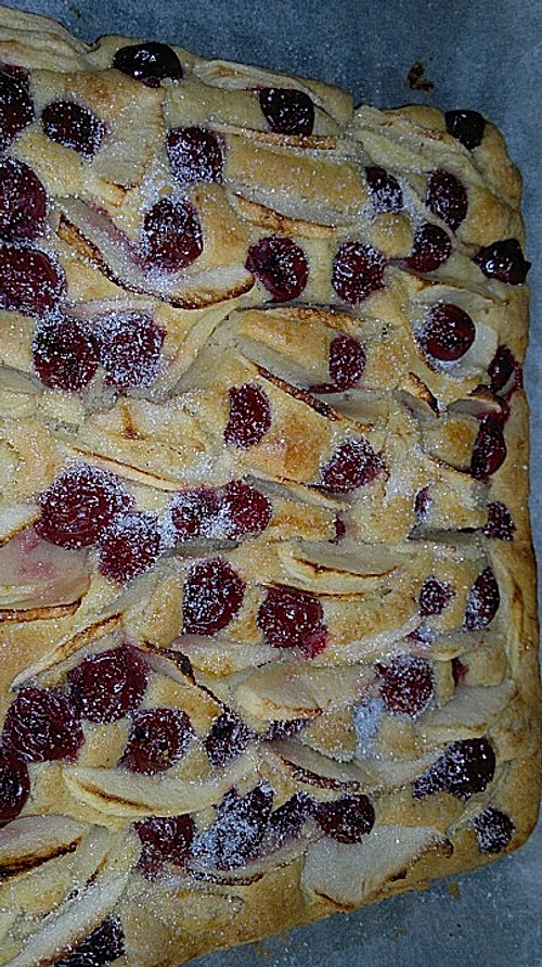 Apfel - Kirsch - Blechkuchen nach Oma Bärbel (Rezept mit Bild ...